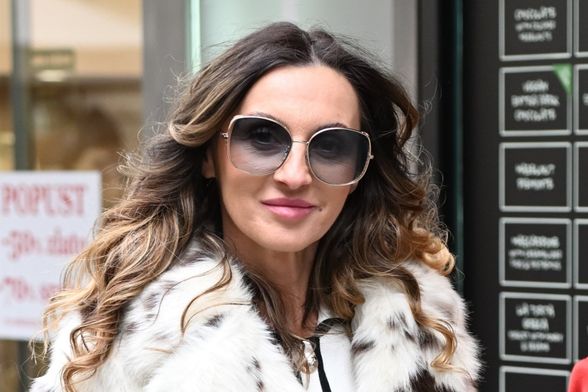 Zgodna dama u kaputu s kravljim uzorkom