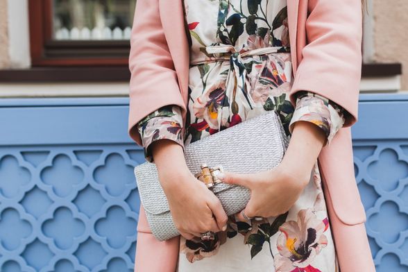 Cvjetne haljine hit su proljetnih street style kombinacija