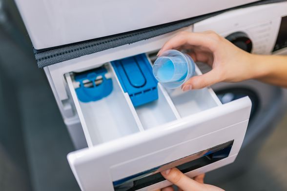 Žena stavlja omekšivač u perilicu rublja