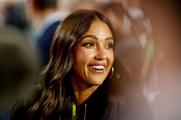 Jessica Alba u mekanom kaputu i toplim papučama - 4