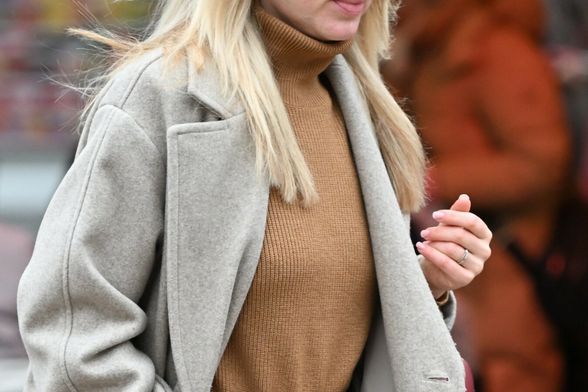 Ulična moda bermude i čizme visokih sara Zagreb 2026. - 2