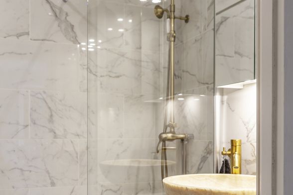 Tuš kabine s pločicama koje imitiraju mramor - 8