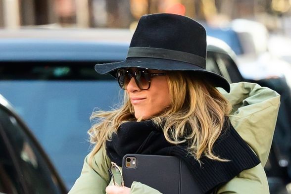 Jennifer Aniston u debeloj jakni i bijelim tenisicama - 5