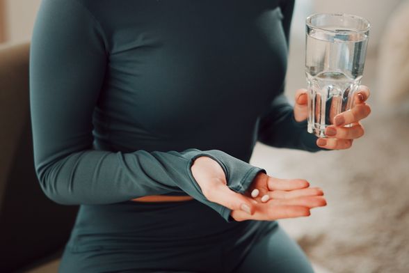 Žena uzima nadomjestak prehrani