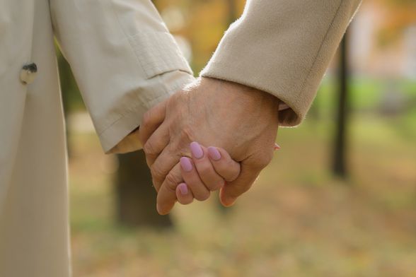 Žena i muškarac se drže za ruke