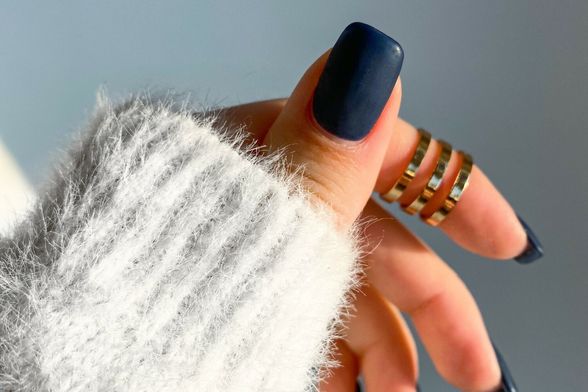 tamnoplava boja laka za nokte je suptilan odmak od klasike