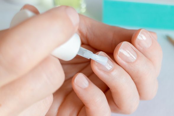 Pomoć u obnavljanju noktiju mogu biti lakovi za jačanje