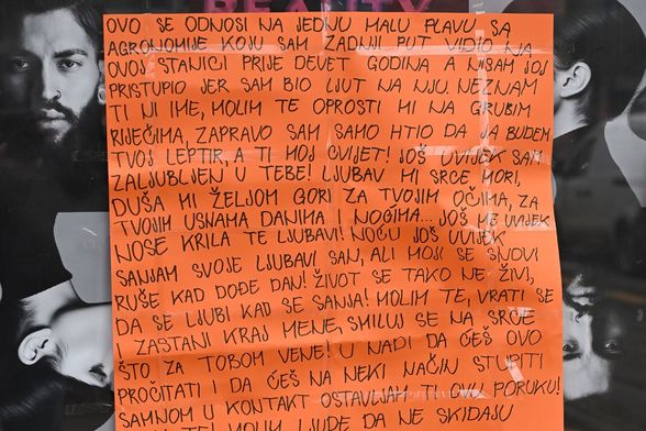 Ljubavna poruka na tramvajskoj stanici