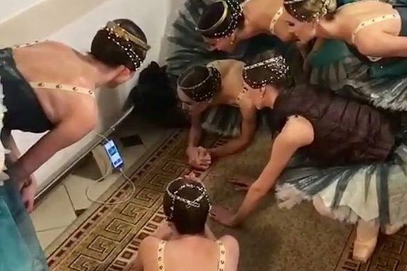 Balerine iz Boljšoj teatra gčedaju utakmicu Rusija - Španjolska