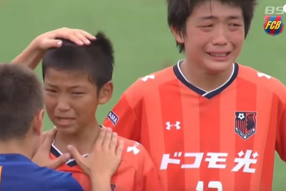 Mali nogometaši tješe poraženu momčad