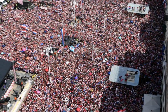 Procjenjuje se da je Vatrene na glavnom zagrebačkom trgu dočekalo oko 110 tisuća ljudi