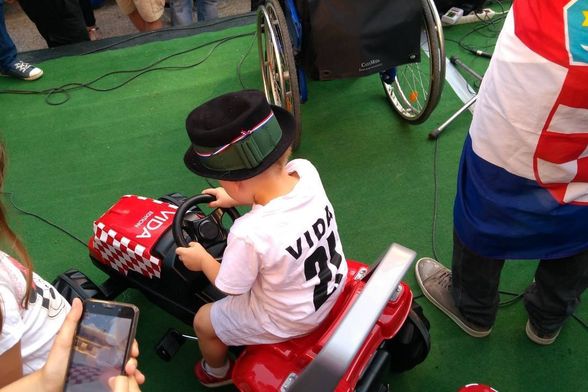 Malena zvijezda u svom traktoru