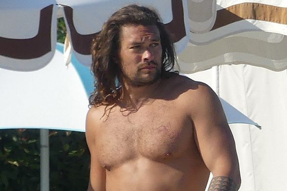 Jason Momoa na bazenu - 2