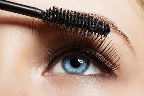 Žena nanosi maskaru