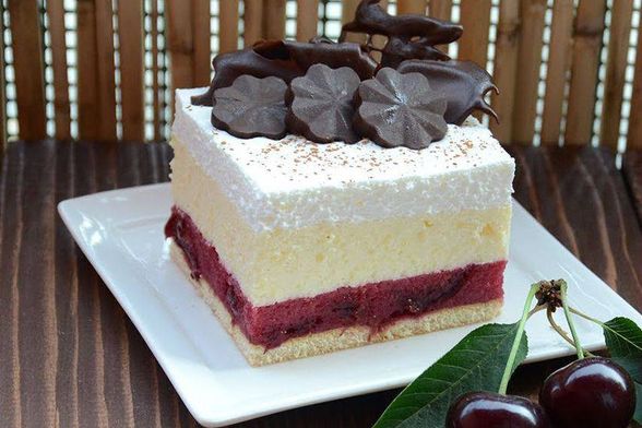 Lagani kolač s višnjama i pudingom