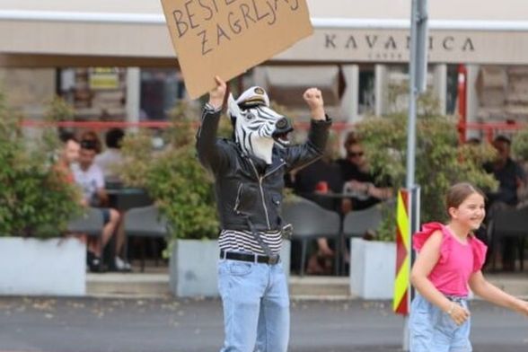 Muškarac s maskom zebre u Koprivnici