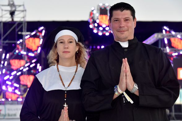 Par s Ultre u liturgijskoj odjeći