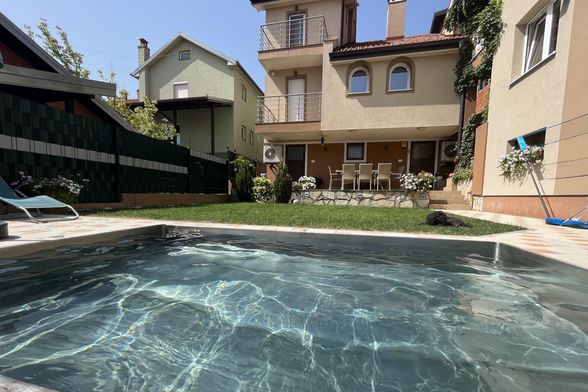 Dvorište s bazenom u Smederevu u kojem obitelj Krstić provede cijelo ljeto - 19