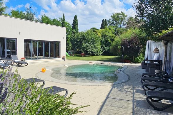 Villa Franka u Nedešćini u Istri ima bazen prirodnog izgleda i cvjetnu aleju s preko 150 biljaka - 15