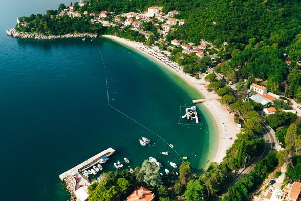 Plaža Medveja jedna je od najljepših plaža na opatijskoj rivijeri i jedna od rijetkih prirodnih plaža na tom području - 2