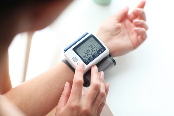 Žena mjeri krvni tlak