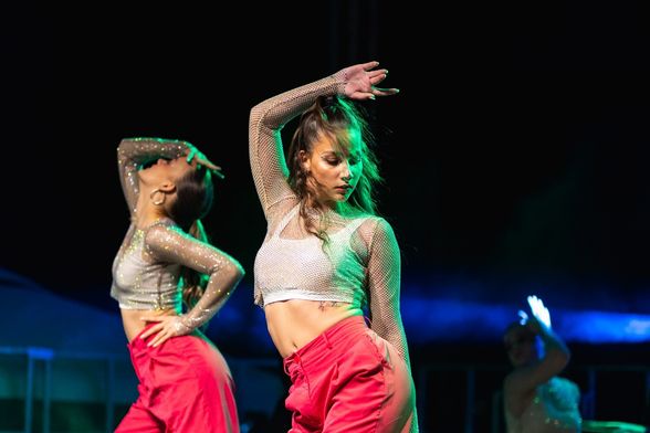 Vrući ritmovi i kostimi u tri čina: Latinospektakl koji će vas rasplesati dolazi na Lošinj