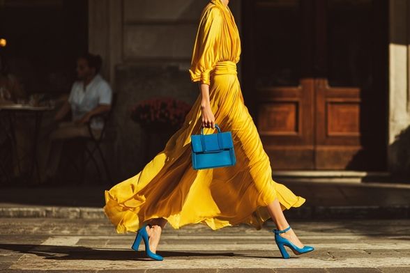 Plava i žuta u modnoj kombinaciji