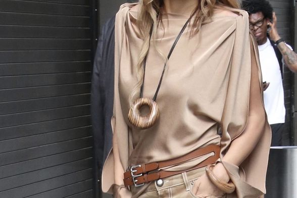 Rita Ora u bež kombinaciji