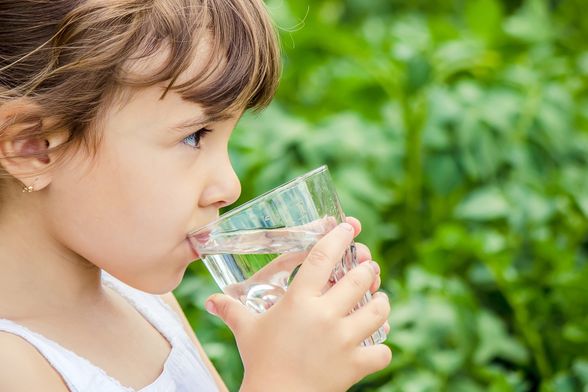 Djevojčica pije vodu