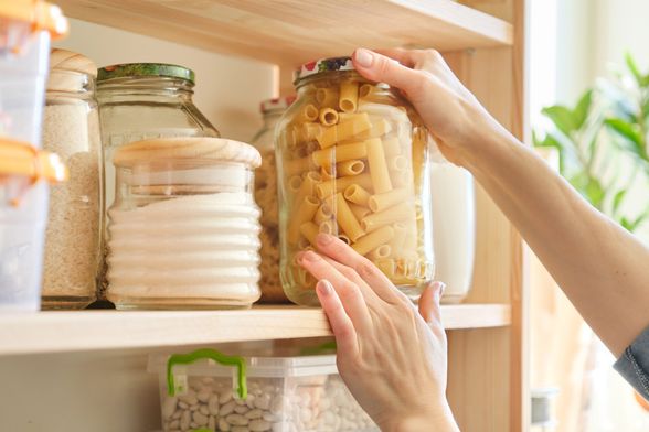 Prije puta pregledajte otvorene vrećice brašna, tjestenine, keksa, orašastih plodova – sve ono što je napola otvoreno i može se pokvariti ili privući kukce