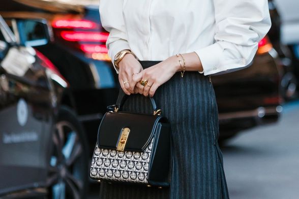 Bijela košulja i suknja klasičan su odabir za uredske kombinacije