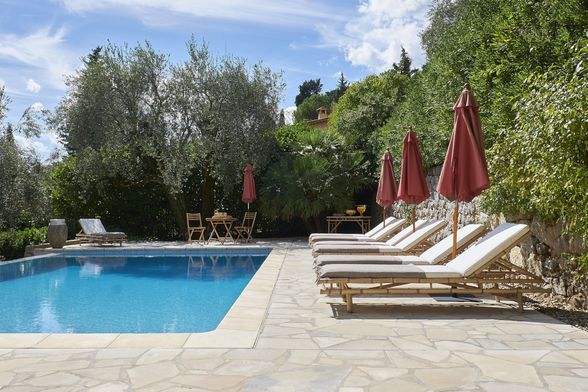 Kamena kuća s bazenom okružena zelenilom čista je fantazija - 15