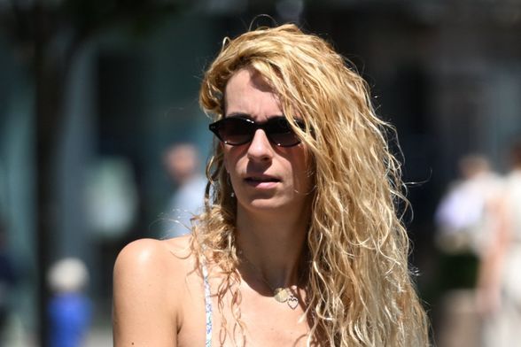 Ulična moda mama u ljetnoj cvjetnoj haljini u Zagrebu - 3