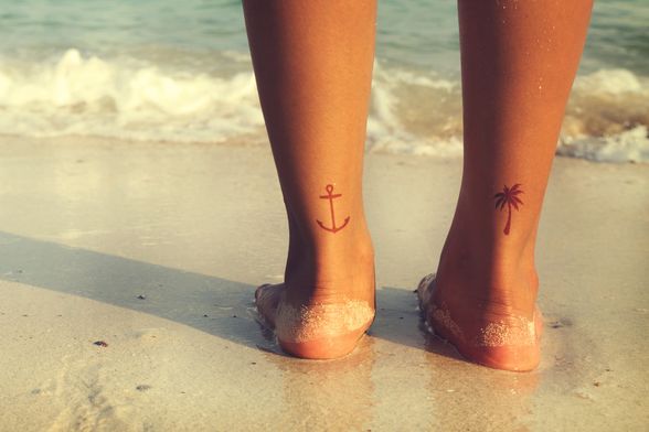 Žena s tetovažama na plaži