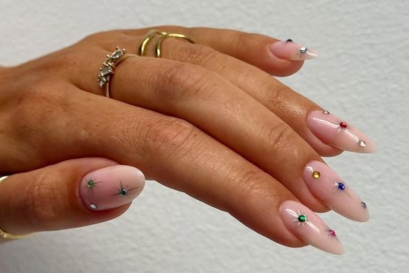 Cironi su divan ukras na noktima