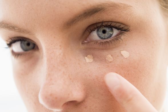 Žena nanosi korektor za podočnjake