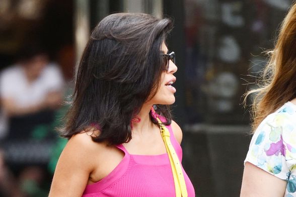 Zgodna crnka iz Zagreba u plutenim sandalama