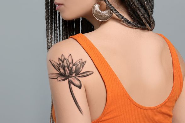 Žena s tetovažom cvijeta lotosa