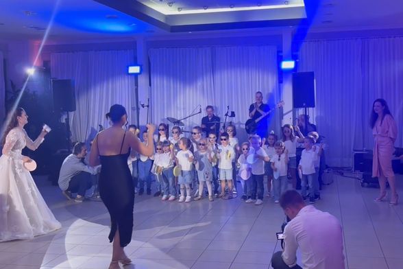Djeca na svadbi u Dugopolju pjevala pjesmu 'Sweet Child O' Mine' grupe Guns N' Roses