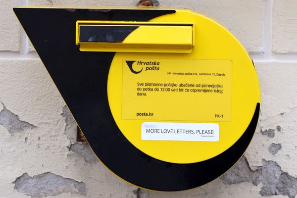 Netko je na poštanski sandučić na zagrebačkom Gornjem gradu stavio naljepnicu sa zgodnim natpisom - 3