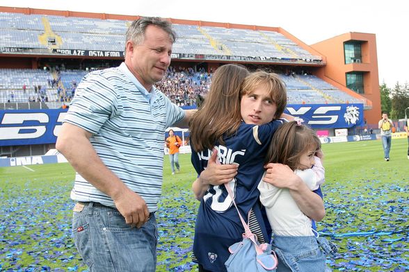 Luka Modrić s ocem Stipom i sestrama 2008. godine