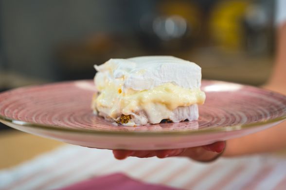 Kolač s pudingom i bananama