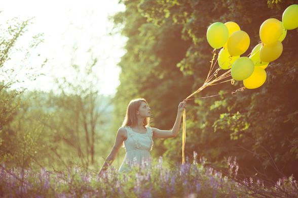 Žena sa žutim balonima