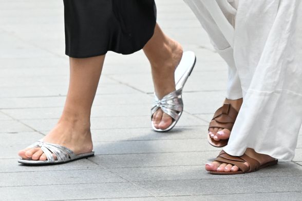 Street style u ravnim natikačama