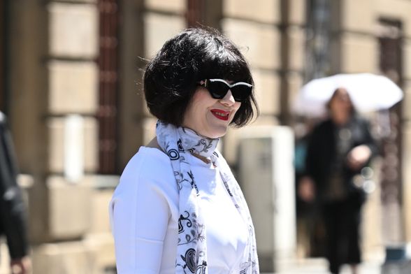 Mirela Holy u bijeloj kombinaciji