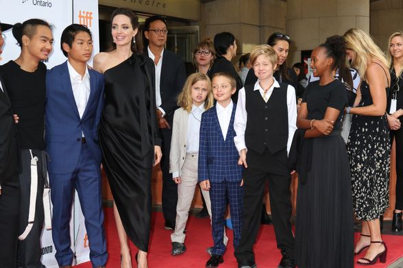Angelina Jolie s djecom na crvenom tepihu 2017. godine