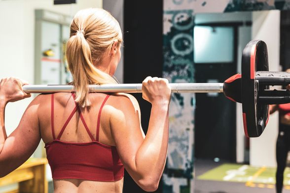 Sportski grudnjak u teretani