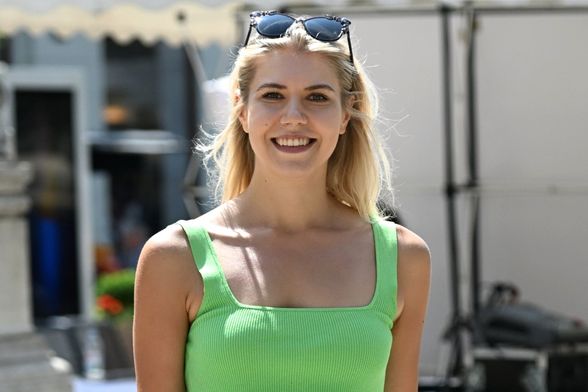 Ljepotica iz Zagreba u pletenoj suknji i topu