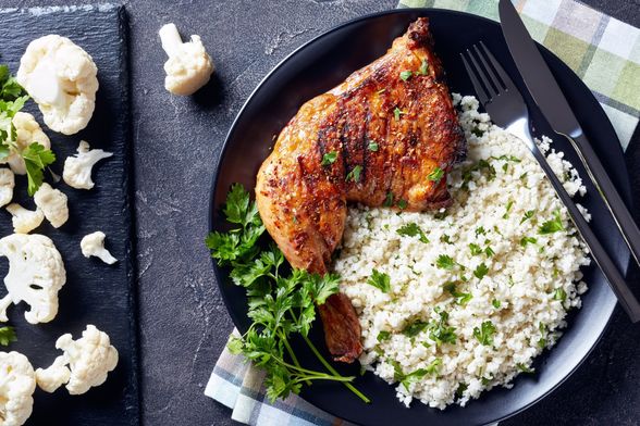 Rižu od cvjetače poslužite uz pečenu piletinu