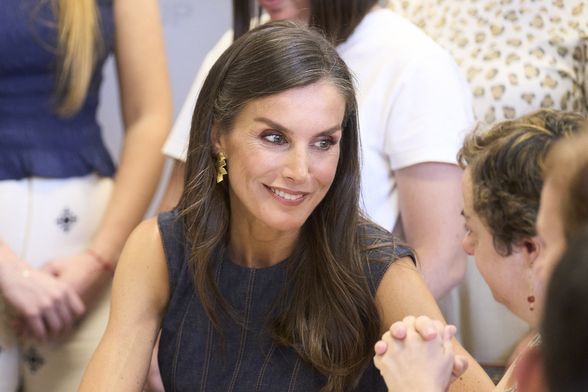 Kraljica Letizia u traper haljini i crvenim cipelama - 5